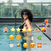 Día del emoji Modelo en piscina con cóctel y pictogramas